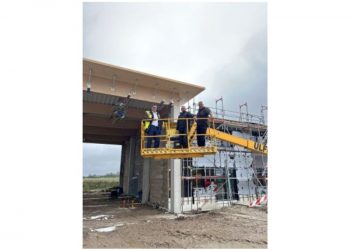 Richtfest beim neuen Hangar für Rettungsflüge in Norddeich