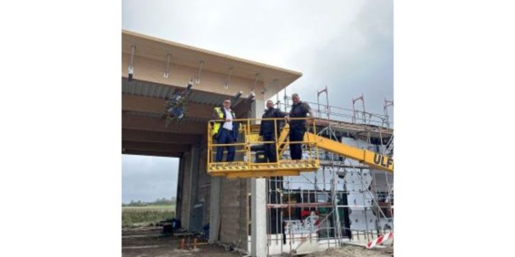 Richtfest beim neuen Hangar für Rettungsflüge in Norddeich