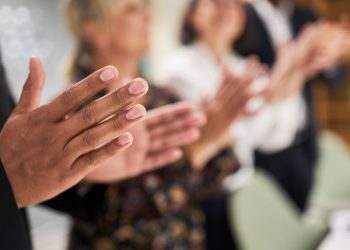 Konteradmiral a.D. Gottfried Hoch für sein Engagement im maritimen Bereich geehrt