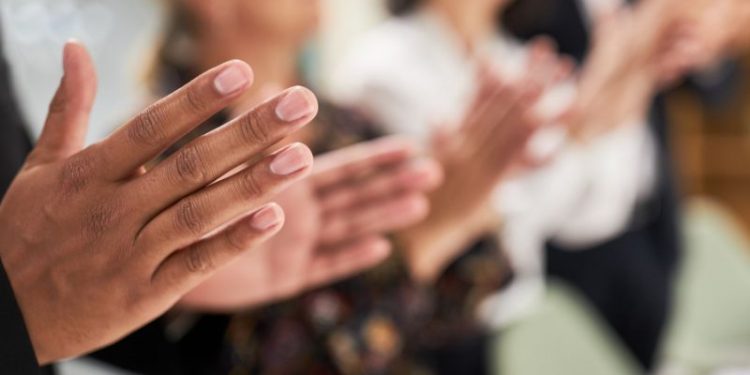 Konteradmiral a.D. Gottfried Hoch für sein Engagement im maritimen Bereich geehrt