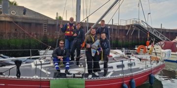 Studierende testen selbstkonstruierten Strömungsgenerator vor Helgoland