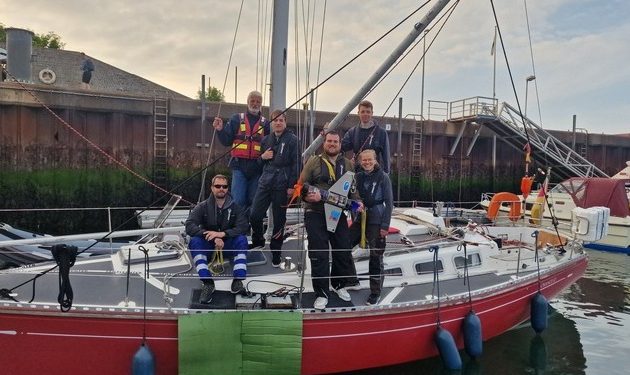 Studierende testen selbstkonstruierten Strömungsgenerator vor Helgoland